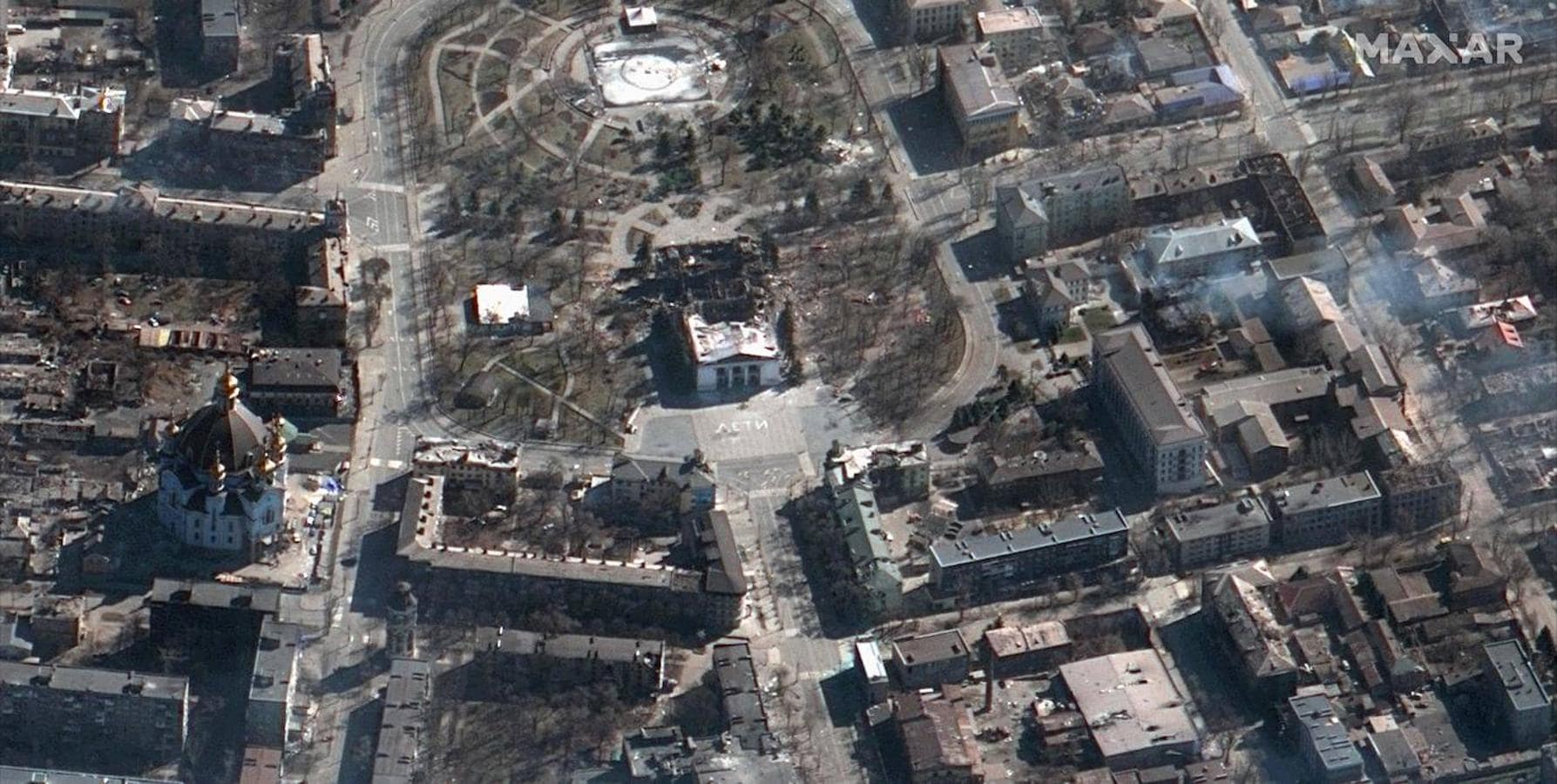Edificios con civiles arrasados. Un teatro de Mariúpol que albergaba a decenas de personas en busca de refugio quedó completamente destruido por los bombardeos rusos, como muestra la imagen aérea.