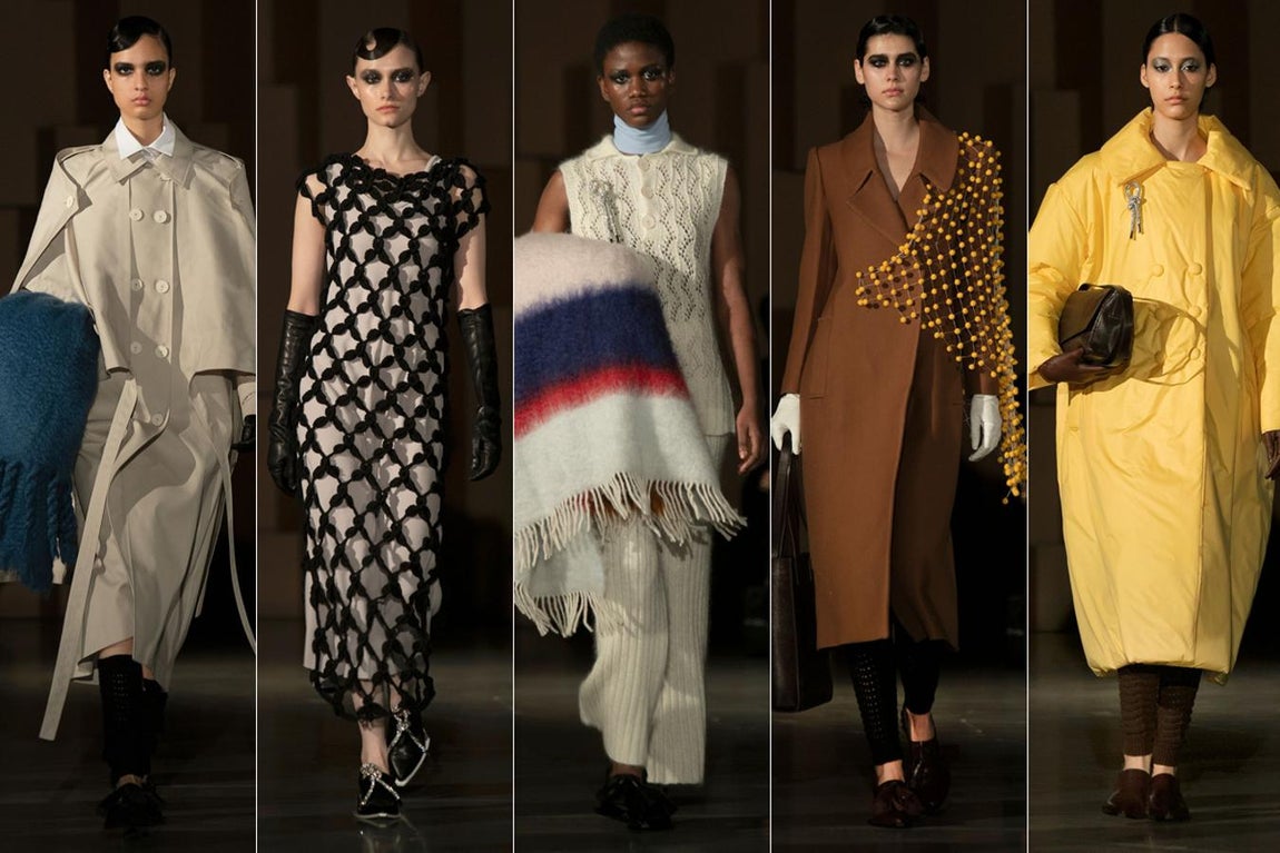 Moisés Nieto otoño-invierno 2022/23. La colección se traduce, así, en una silueta que recupera códigos de la vestimenta del siglo XVIII en España, en la que puede apreciarse el trabajo a través de diferentes técnicas como el bordado a mano sobre tejidos acolchados y con volumen, las prendas de punto creadas con hilaturas de mohair y tejidas a mano, las técnicas artesanales como el ganchillo, el macramé o el punch needle aplicadas en tejidos sostenibles como el tencel y el triacetato u otros tejidos en los que Moisés se ha apoyado para la confección de esta colección como son el algodón, los paños y el crepé de lana. El diseñador muestra así una solida apuesta por la puesta en valor del trabajo artesanal, contando con el trabajo de diez artesanas que, con sus técnicas y saber hacer, han co-diseñado algunas prendas y accesorios de la colección.