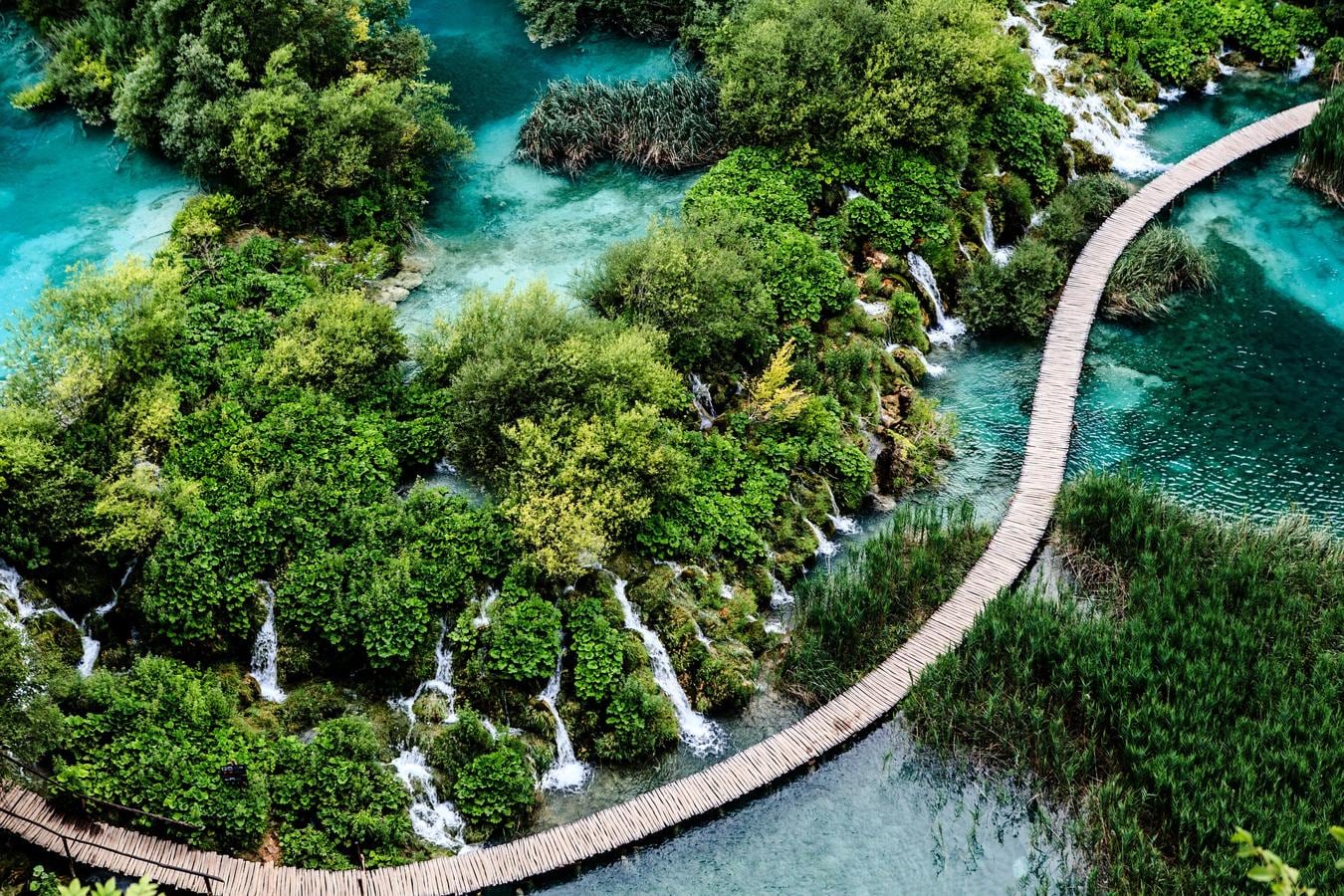 Parque nacional de los Lagos de Plitvice, Croacia (78.002 reseñas). Sus principales atractivos son, sin duda alguna, los 16 lagos conectados entre sí por cascadas de diferentes tamaños. La completa red de senderos del parque permite a los visitantes admirar de cerca toda la belleza de este espacio protegido, que forma parte de la Lista del Patrimonio de la Humanidad desde 1979. La Unesco lo describe así: 'Al discurrir a través de rocas dolomíticas y calcáreas, las aguas de este parque han depositado a lo largo de milenios barreras de roca travertina, creando así presas naturales que han dado lugar a la formación de toda una serie de lagos, cavernas y cascadas de gran belleza'.
