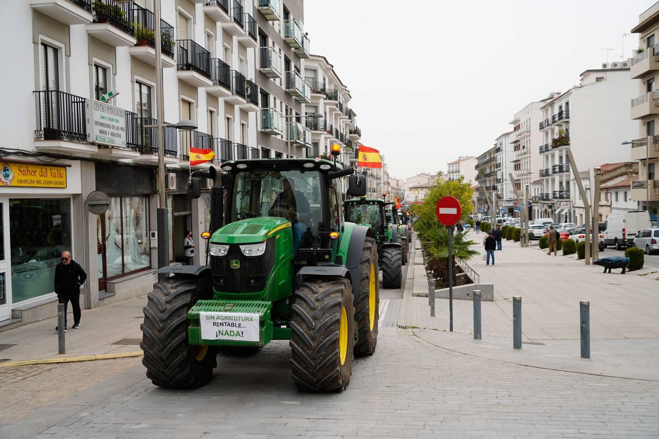 Las rotundas tractoradas de protesta del campo en Córdoba, en imágenes