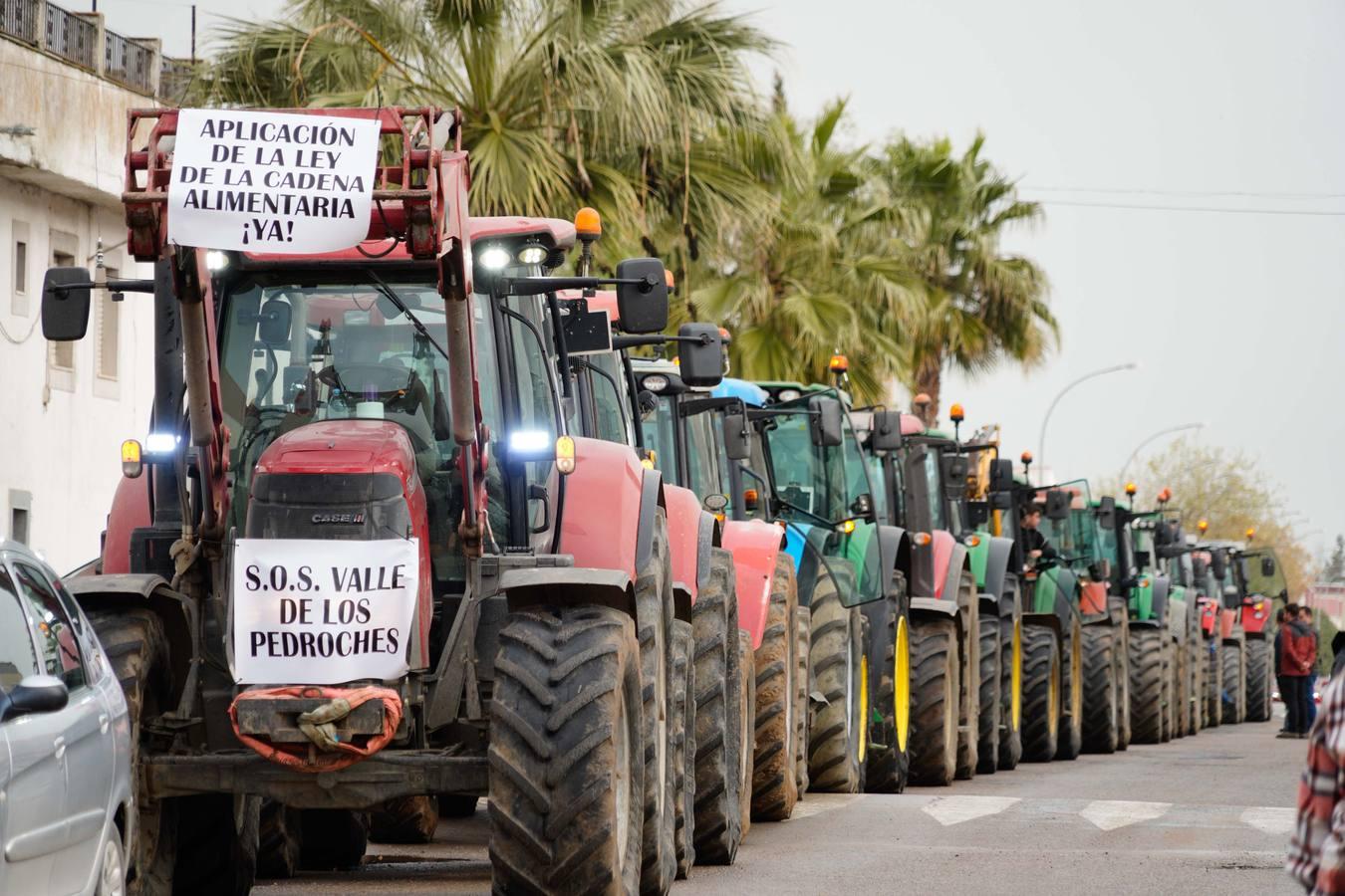 Las rotundas tractoradas de protesta del campo en Córdoba, en imágenes