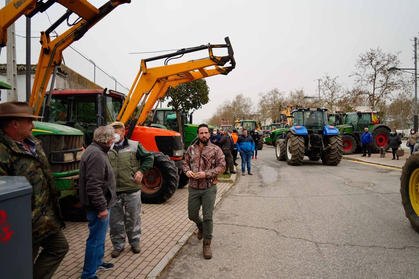 Las rotundas tractoradas de protesta del campo en Córdoba, en imágenes