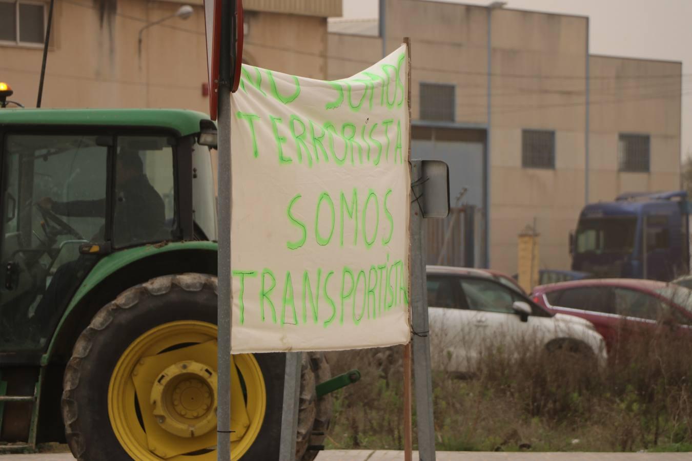 Las rotundas tractoradas de protesta del campo en Córdoba, en imágenes