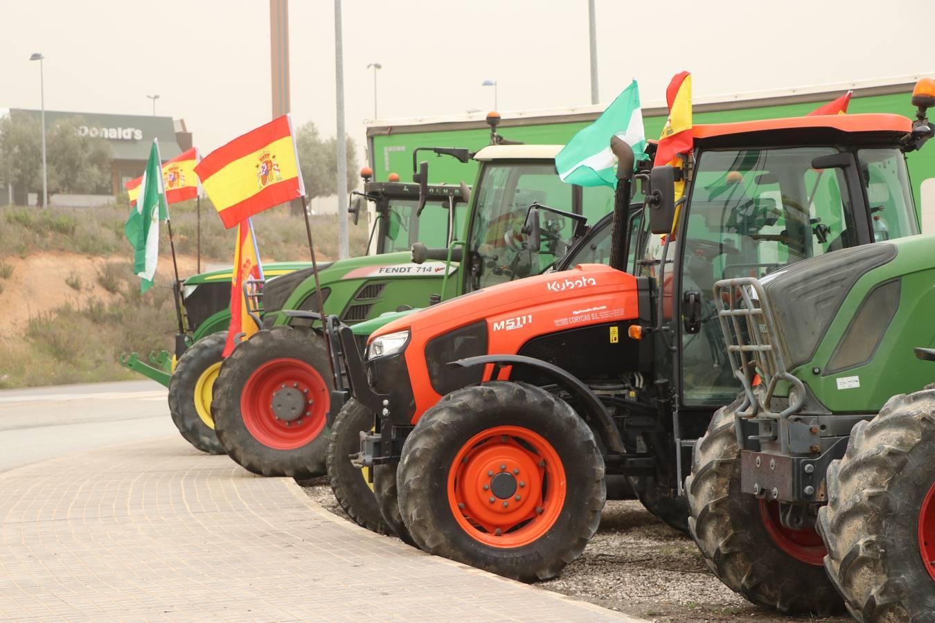 Las rotundas tractoradas de protesta del campo en Córdoba, en imágenes