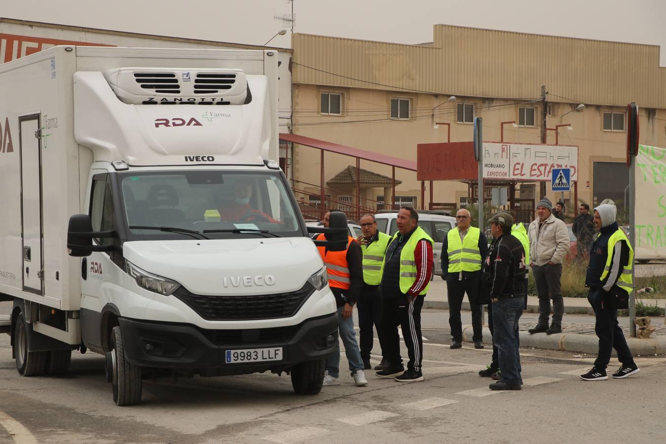 Las rotundas tractoradas de protesta del campo en Córdoba, en imágenes