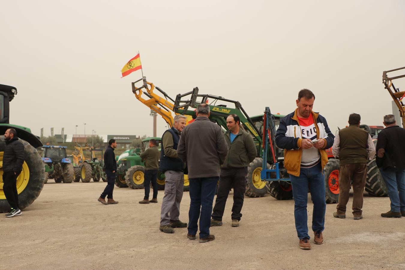 Las rotundas tractoradas de protesta del campo en Córdoba, en imágenes