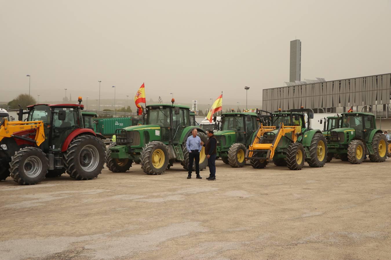 Las rotundas tractoradas de protesta del campo en Córdoba, en imágenes