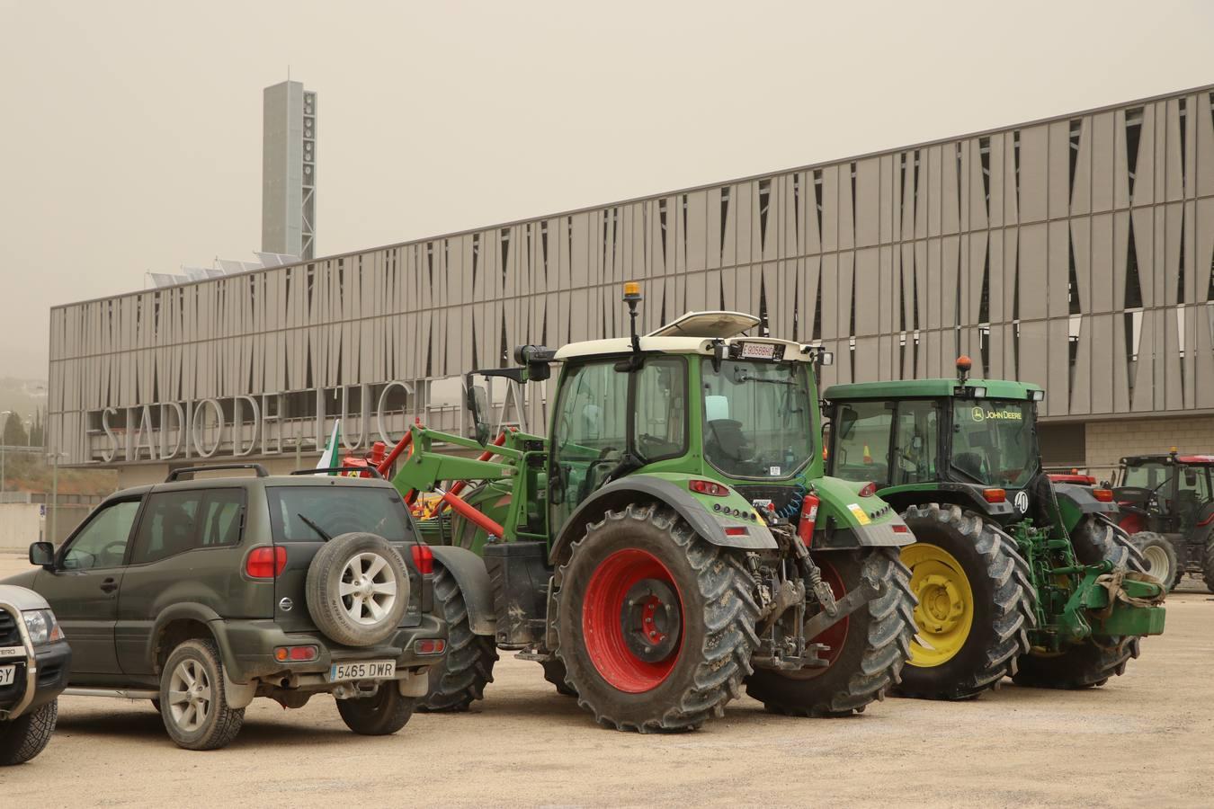 Las rotundas tractoradas de protesta del campo en Córdoba, en imágenes