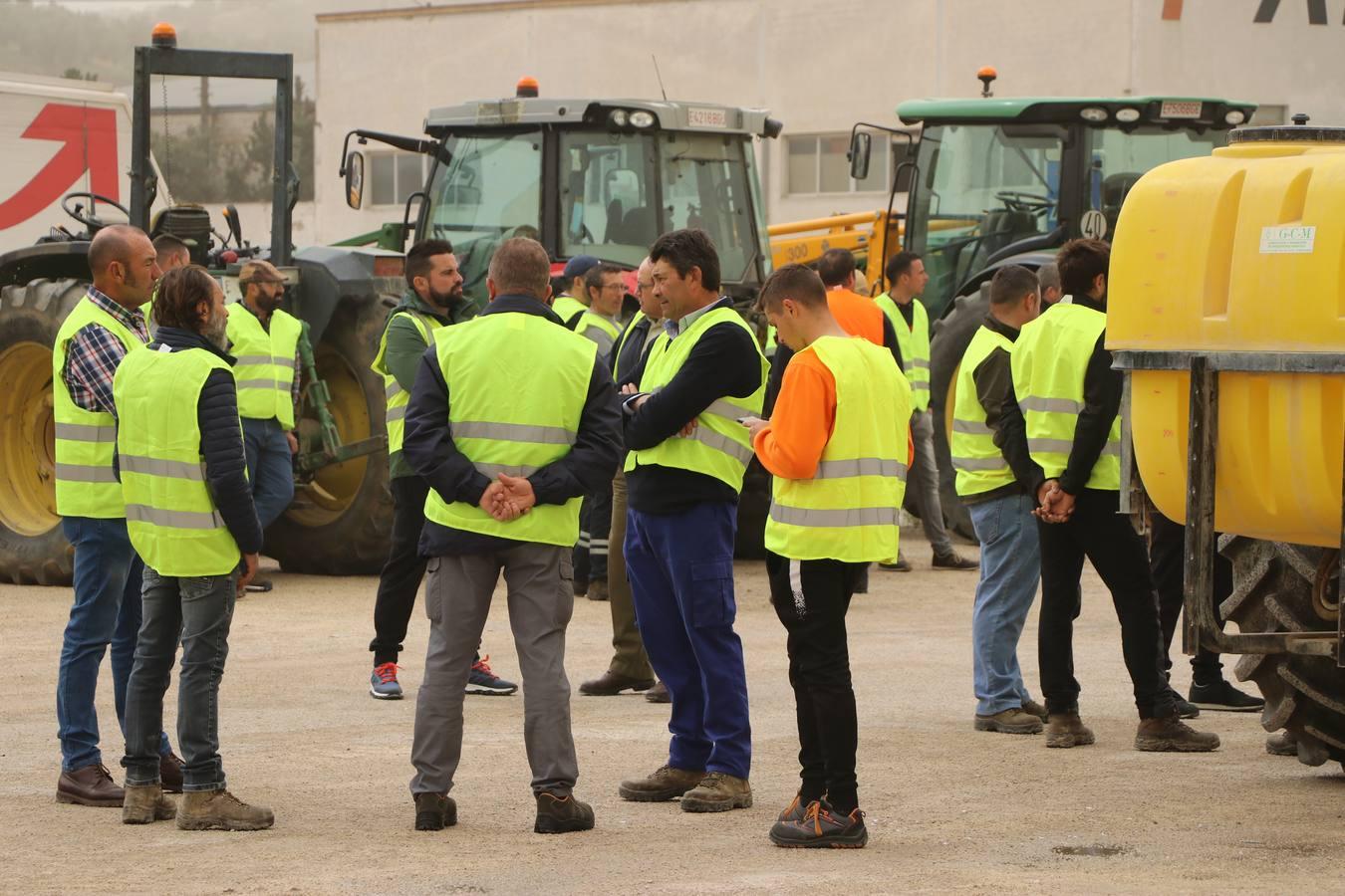 Las rotundas tractoradas de protesta del campo en Córdoba, en imágenes