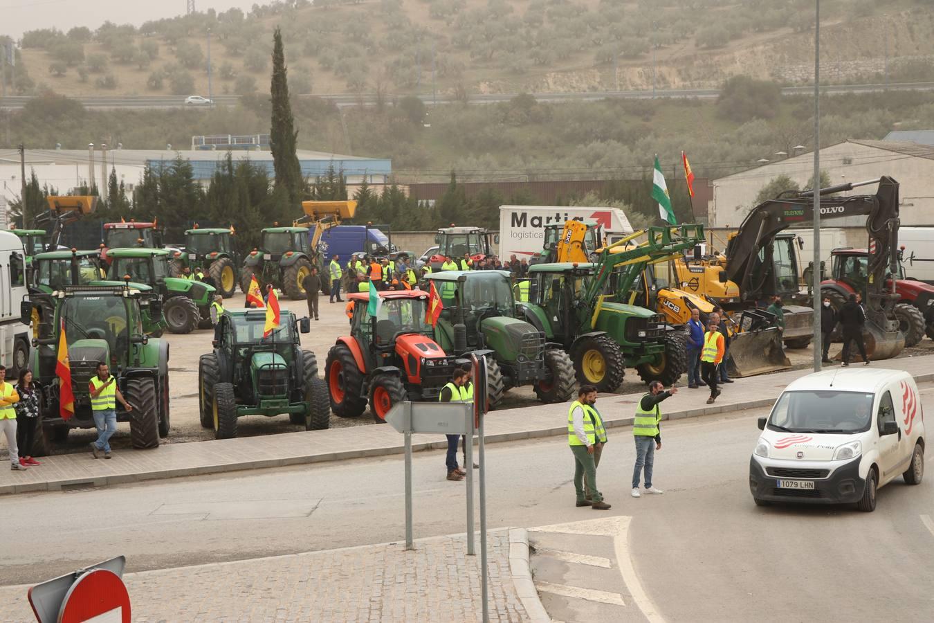 Las rotundas tractoradas de protesta del campo en Córdoba, en imágenes