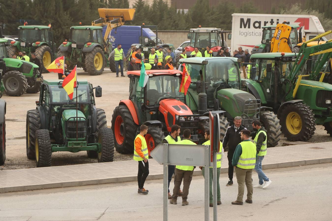 Las rotundas tractoradas de protesta del campo en Córdoba, en imágenes