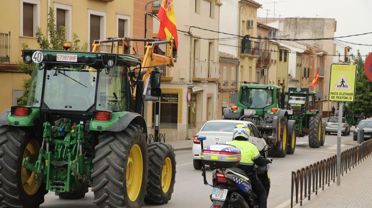 Las rotundas tractoradas de protesta del campo en Córdoba, en imágenes