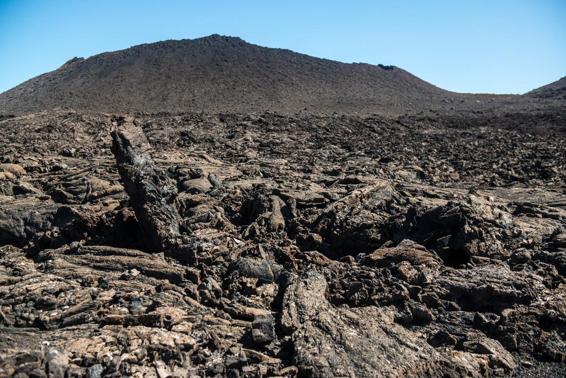 Parque nacional de Timanfaya, España (25.814 reseñas). Las caprichosas formaciones rocosas y los tonos rojizos y anaranjados del paisaje maravillan a todo aquel que lo visita. Una buena forma de descubrir todo su encanto es siguiendo la «Ruta de los Volcanes» en la zona de las Montañas del Fuego. Consta de unos 14 km a través de los principales edificios volcánicos formados durante las erupciones históricas de 1730 a 1736.