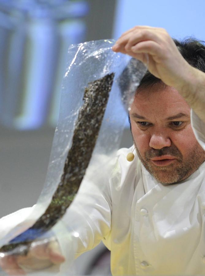 2010. El cierre de elBulli. El auditorio se convierte en un teatro de innovación, tendencias y nuevos modelos de negocio. En la imagen, Michel Troisgros. Ferran Adrià comunica el cierre de elBulli en una rueda de prensa multitudinaria.