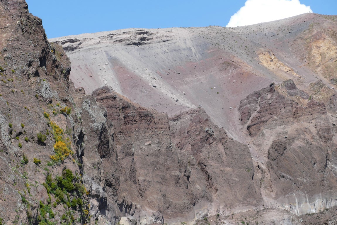 Parque nacional de Vesubio, Italia (26.288 reseñas). Este parque nacional, situado a pocos kilómetros de la ciudad de Nápoles, se creó en 1995 en torno al monte Vesubio, un volcán que sigue activo en la actualidad. Para descubrir la biodiversidad y la historia del parque, nada mejor que recorrer alguna de las 11 rutas de senderismo presentes en la zona. La estrella indiscutible es el «Sentiero N.5», conocido como «Il Gran Cono», que asciende hasta el cráter del volcán atravesando paisajes lunares.