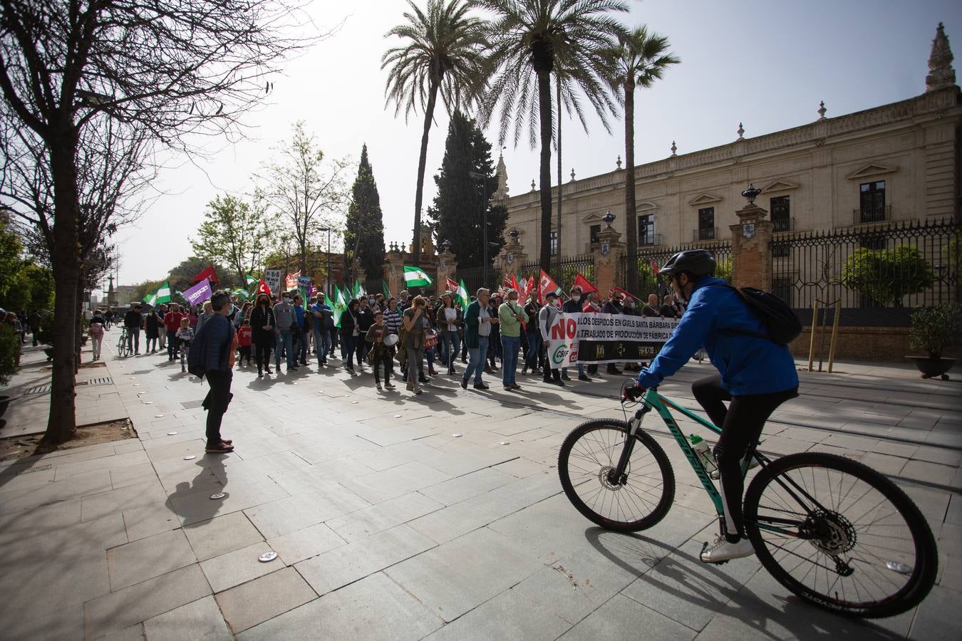 Manifestación de trabajadores de Santa Bárbara Sistemas por las calles de Sevilla. VANESSA GÓMEZ