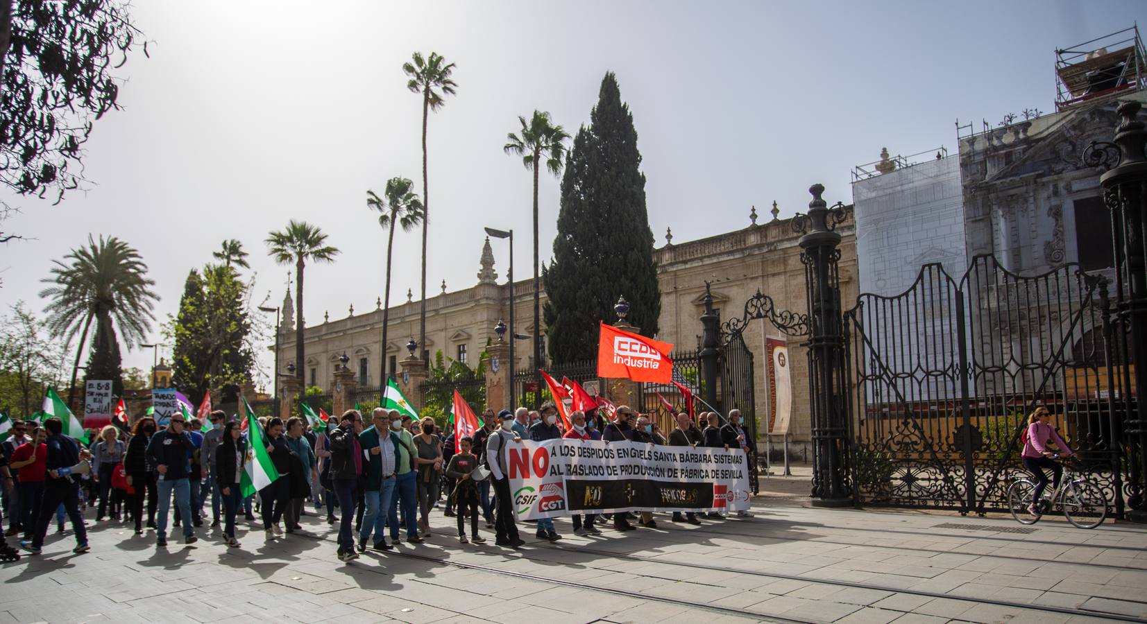 Manifestación de trabajadores de Santa Bárbara Sistemas por las calles de Sevilla. VANESSA GÓMEZ