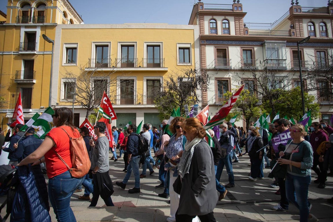 Manifestación de trabajadores de Santa Bárbara Sistemas por las calles de Sevilla. VANESSA GÓMEZ