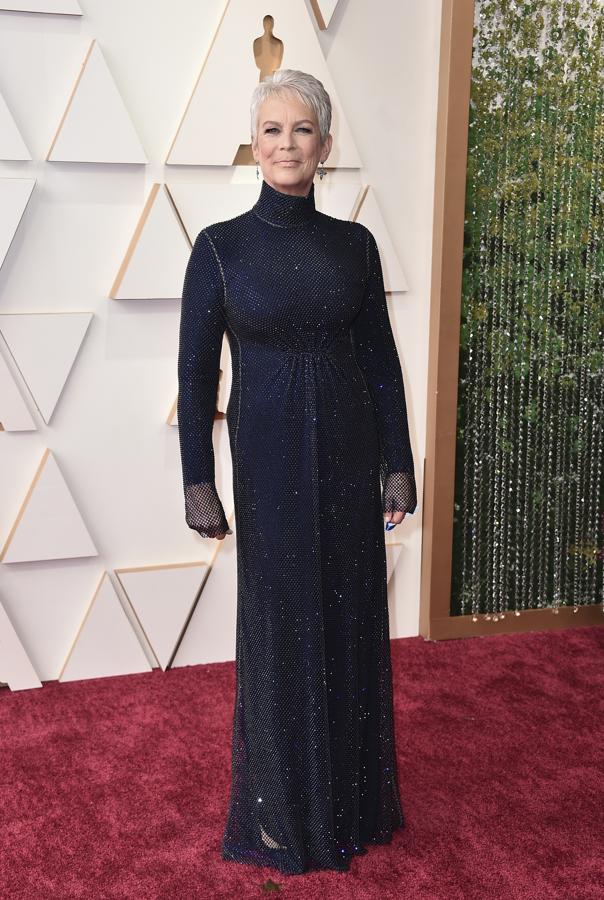 Jamie Lee Curtis - Las mejor vestidas de los Oscar 2022. Elegancia en clave azul noche con un diseño de Stella McCartney repleto de lentejuelas con cuello perkins y manga larga que puede servir de inspiración para los looks de invitada cuando se tiene más de cincuenta años.