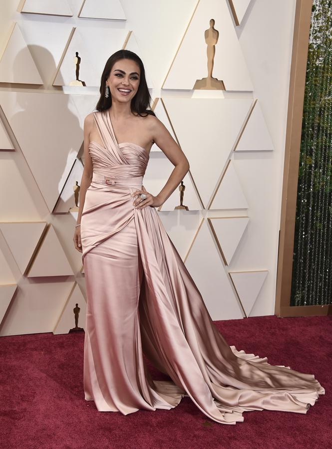Mila Kunis - Las mejor vestidas de los Oscar 2022. Optó por un vestido de seda rosa bebé de Zuhair Murad con escote palabra de honor que presentaba un drapeado y una banda asimétrica, acompañado de una larga cola, que aunque estuviese algo arrugado, resultaba de lo más sofisticado. Remató su elección con calzado de Jimmy Choo.