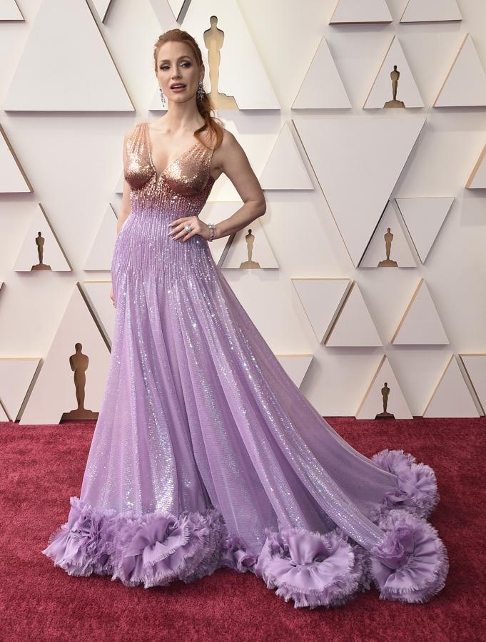 Jessica Chastain - Las mejor vestidas de los Oscar 2022. Su vestido de princesa realizado por Gucci fue uno de los más aclamados de la noche. Un diseño con lentejuelas y volantes con un degradado que iba del color salmón al violeta que realzaba su figura y destilaba elegancia.