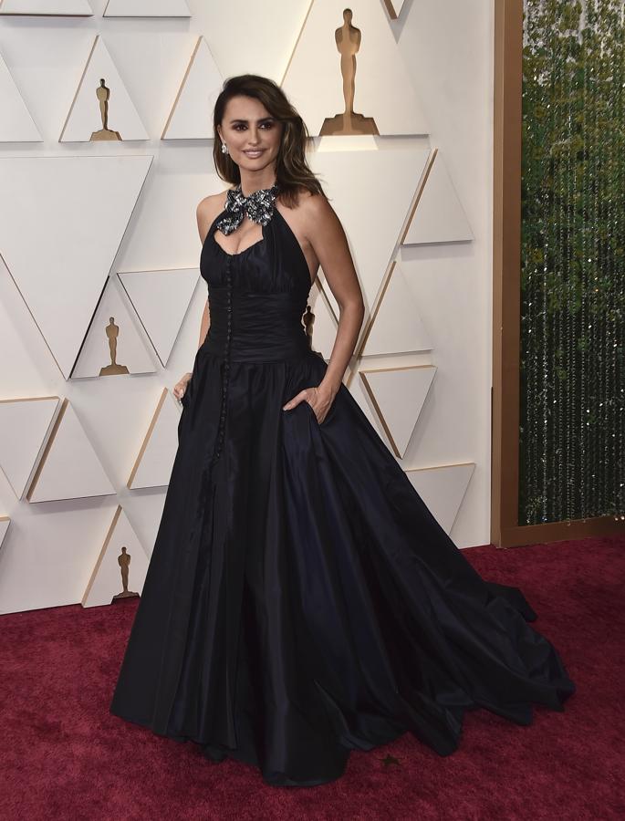 Penélope Cruz - Las mejor vestidas de los Oscar 2022. Su diseño negro de Chanel inspirado en un esmoquin aunque resultaba de lo más vanguardista respetaba los códigos de estilo de la marca. Un modelo original que incluía toques sensuales gracias a la abertura en el escote y el cuerpo encorsetado.