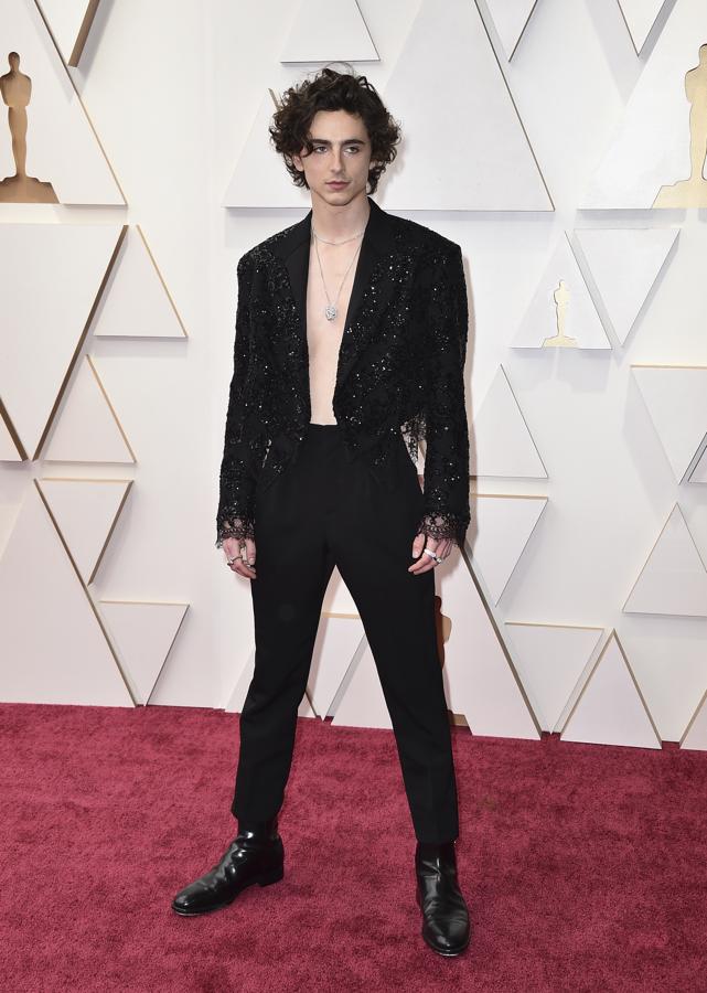 Timothée Chalamet - Los mejor vestidos de los Oscar 2022. Su look fue de lo más comentado debido a que la chaqueta era unisex. Un estilismo que firma Louis Vuitton que completó con joyería de Cartier.