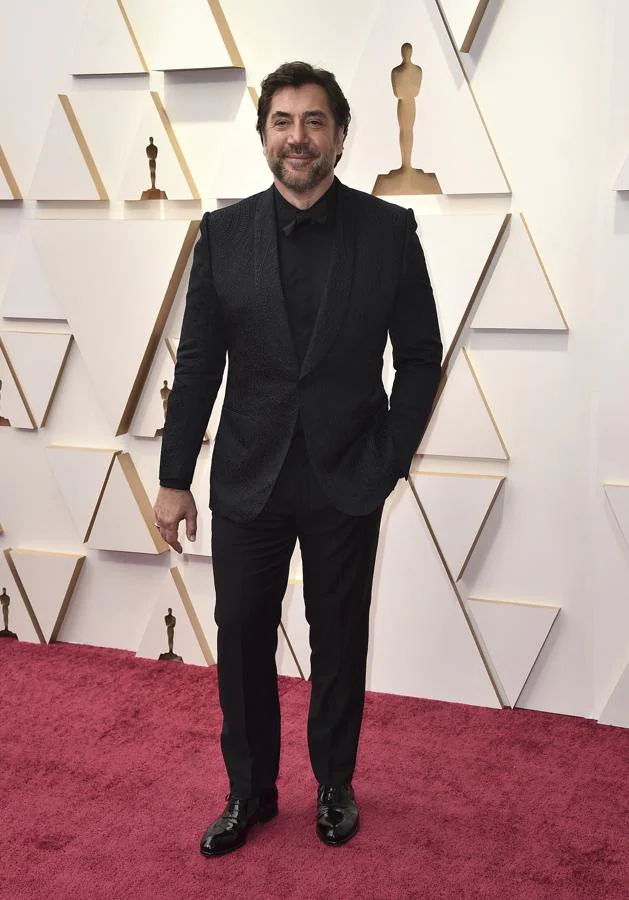 Javier Bardem - Los mejor vestidos de los Oscar 2022. El actor irradió elegancia con un 'total look black' de Zegna donde la blazer con acabado 'glitter' se hizo con todo el protagonismo.