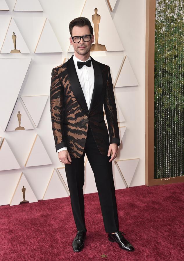 Brad Goreski - Los peor vestidos de los Oscar 2022. Lució un conjunto de Tom Ford en clave felina con una americana de seda con estampado de tigre.