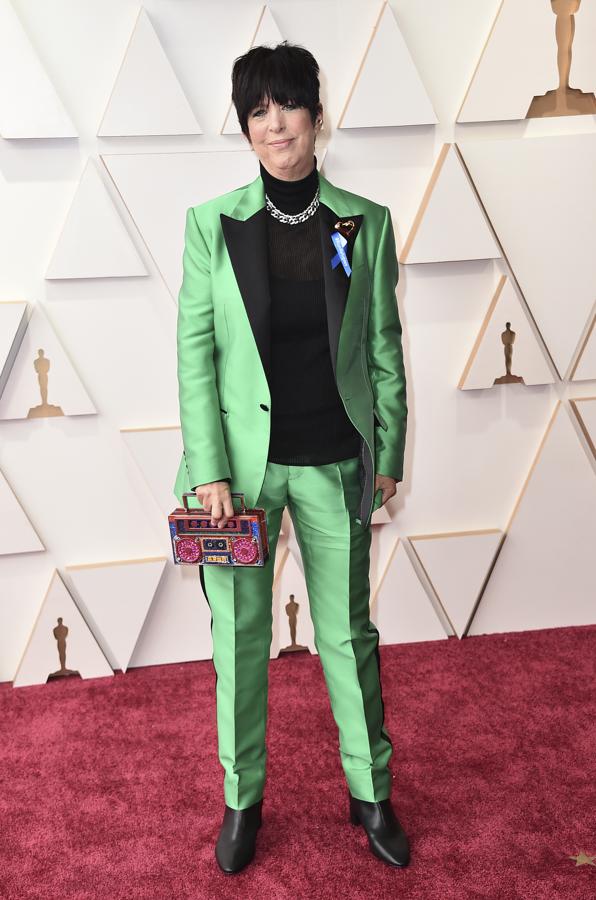 Diane Warren - Las peor vestidas de los Oscar 2022. El traje verde satinado parece más propio para acurir a una fiesta de Carnaval que a los Oscar, eso sin mencionar el bolso con forma de radio cassette