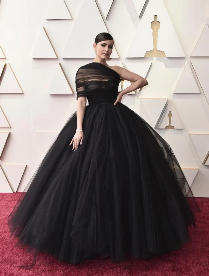 Sofía Carson - Las mejor vestidas de los Oscar 2022. Giambattista Valli fue el creador de este voluminoso diseño de tul con escotre asimétrico con el que la actriz se veía como una princesa.