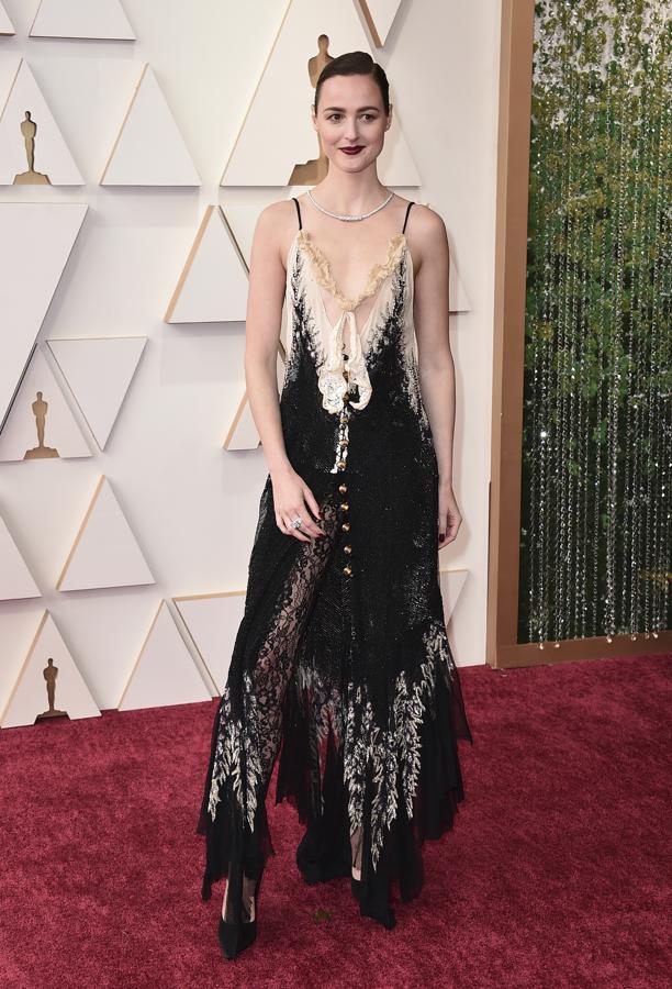 Renate Reinsve - Las peor vestidas de los Oscar 2022. Por mucho que Louis Vuitton firme su vestido, aglutina demasiadas tendencias en una misma prenda, hasta tal punto que resulta demasiado estridente.