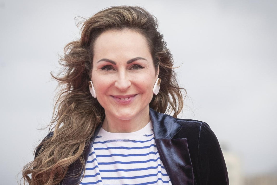 Ana Milán (48 años). Fue el pasado mes de septiembre cuando la actriz sorprendió a todos durante la alfombra roja del FesTVal cuando contestó con ironía a las preguntas de dos periodistas sobre su soltería. A la pregunta «¿Te ha dado tiempo para decidir que quieres estar sola?» Milán, rápida de reflejos y con mucha picardía, respondió: «Confundir estar soltera con estar sola es un error, yo puedo estar soltera pero sola no». Una respuesta que fue muy aplaudida por los usuarios en redes sociales.