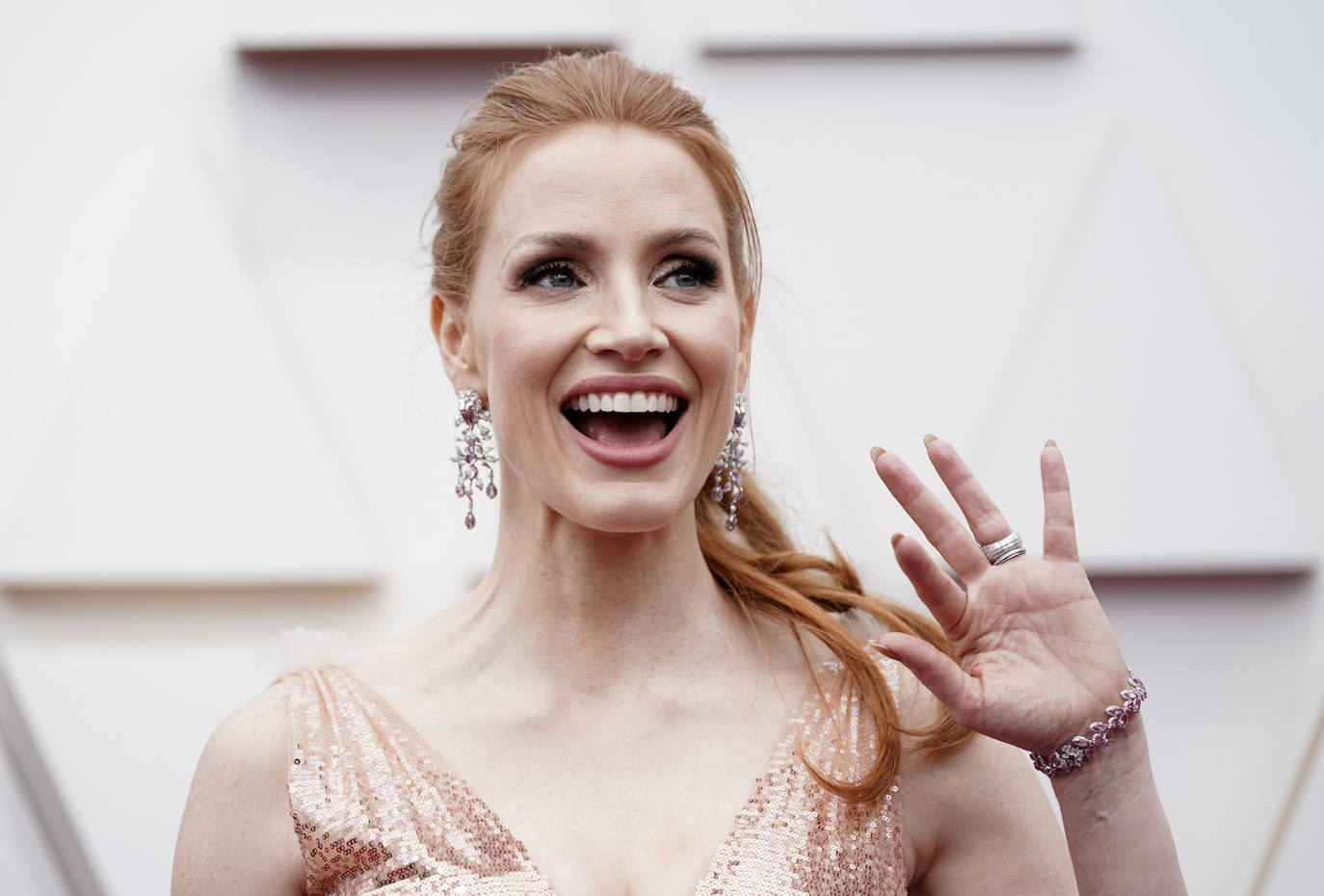 Jessica Chastain ha pisado la alfombra roja de los Premios Oscar 2022 con una coleta alta, con las puntas onduladas y volumen en la coronilla. En cuanto al maquillaje, la actriz ha apostado por los tonos rosas, tanto en ojos como en labios, a juego con su vestido.