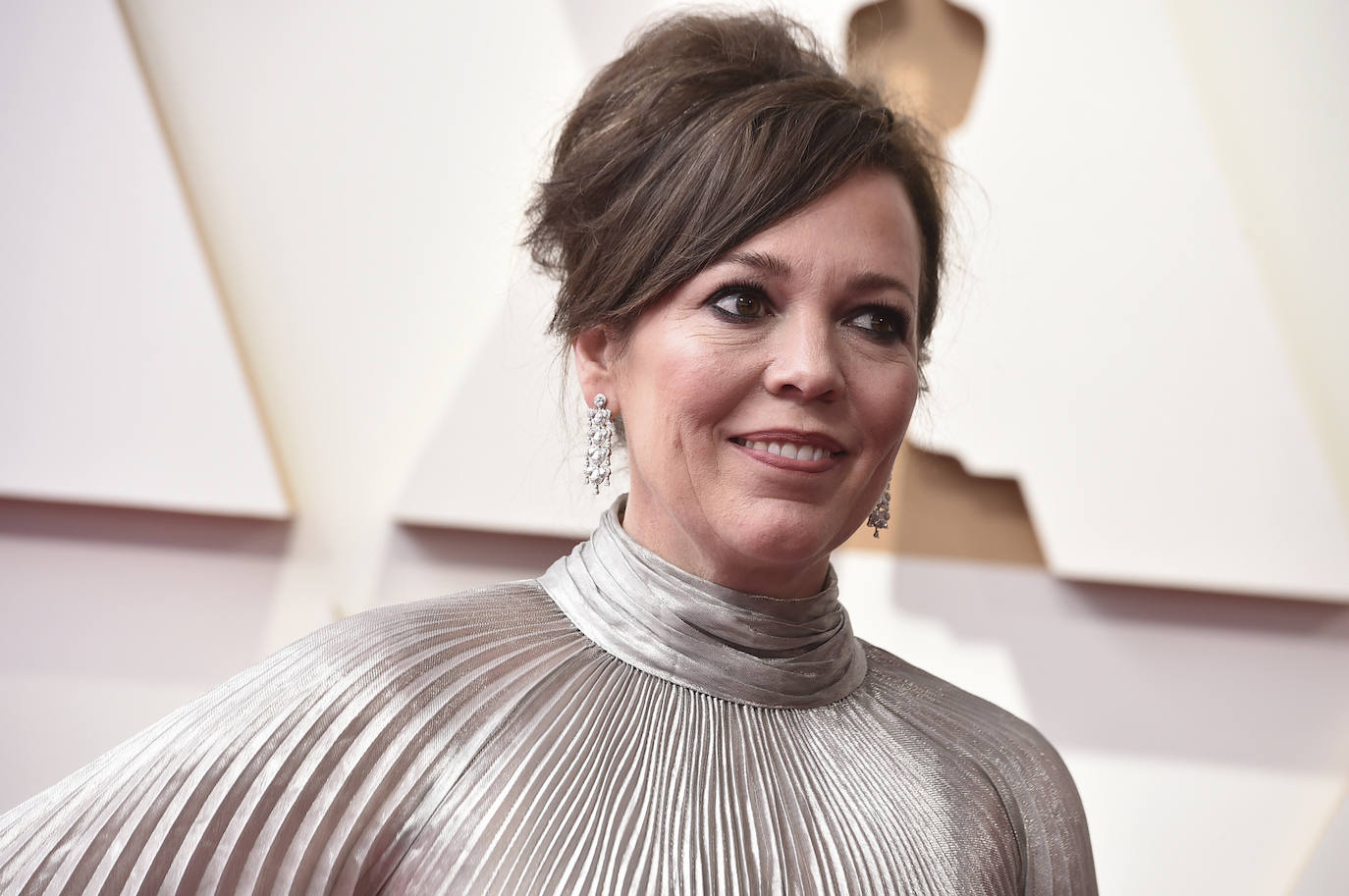 Olivia Colman ha lucido un recogido clásico con volumen, perfecto para brillar en una alfombra roja como la de los Oscar. La actriz ha acompañado su glamuroso peinado con un maquillaje que realzaba la mirada, gracias al delineado negro y las sombras nude.