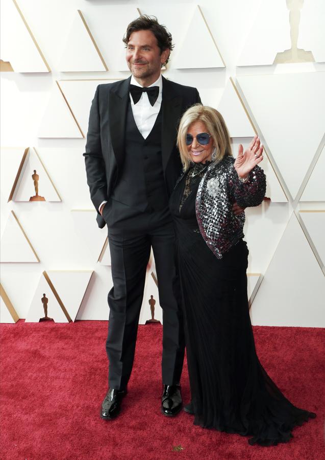 Bradley Cooper - Los mejor vestidos de los Oscar 2022. El actor, que asistió a la gala en compañía de su madre, optó por el color azul poniendo el foco en una pajarita XL con caída y cierta inspiración sesentera.