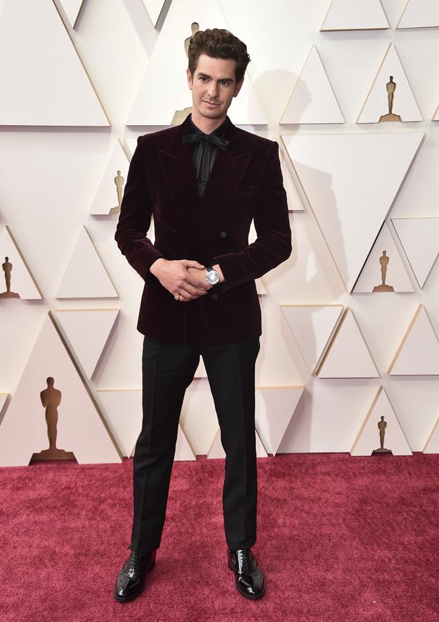 Andrew Garfield - Los mejor vestidos de los Oscar 2022. El actor puso el toque de color con un traje de terciopelo granate de Saint Laurent.