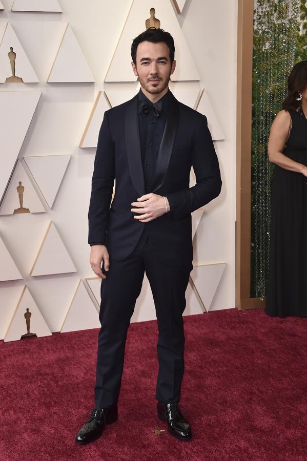 Kevin Jonas - Los mejor vestidos de los Oscar 2022. También de negro, el color por excelencia para ellos en esta alfombra, Kevin Jonas apostó por traje con solapas satinadas, muy acertado.