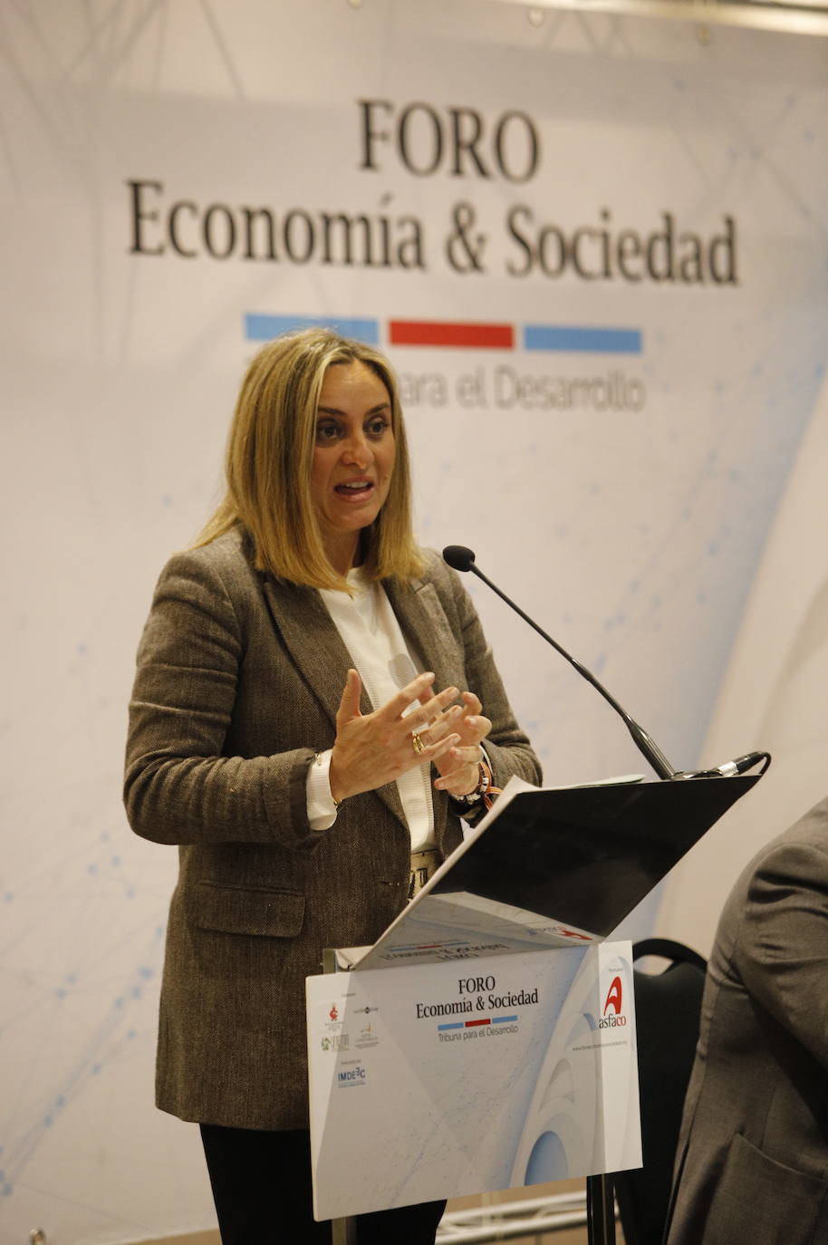 La conferencia de la consejera de Fomento en el foro de Asfaco, en imágenes