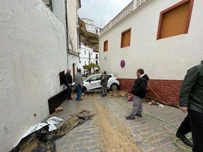 Una fuerte tromba de agua causa inundaciones en Setenil de la Bodegas y la Sierra de Cádiz