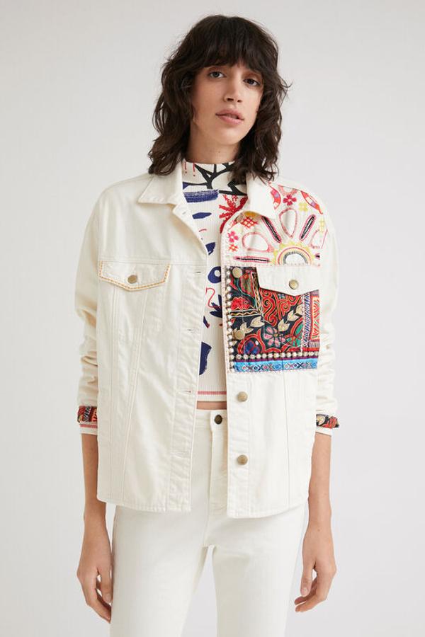 Desigual - Chaquetas elegantes para el entretiempo. Chaqueta vaquera oversize en color blanco con detalles de patchwork, de Desigual. Precio: 129,95€.