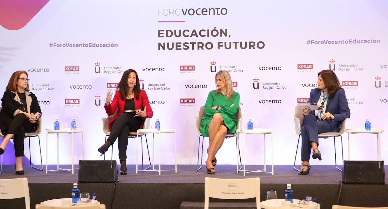 Invertir en Educación, invertir en futuro. De izquierda a derecha: Mercedes de Esteban Villar, vicepresidenta de la Fundación Europea Sociedad y Educación; Victoria Galán Muros, jefa de Investigación y Análisis en el Instituto de Educación Superior de la UNESCO; Lola Solana, Head of Small Caps &amp; ESG Equity Funds Banco Santander y Yolanda Gómez Rojo, subdirectora de ABC y encargada de moderar el debate