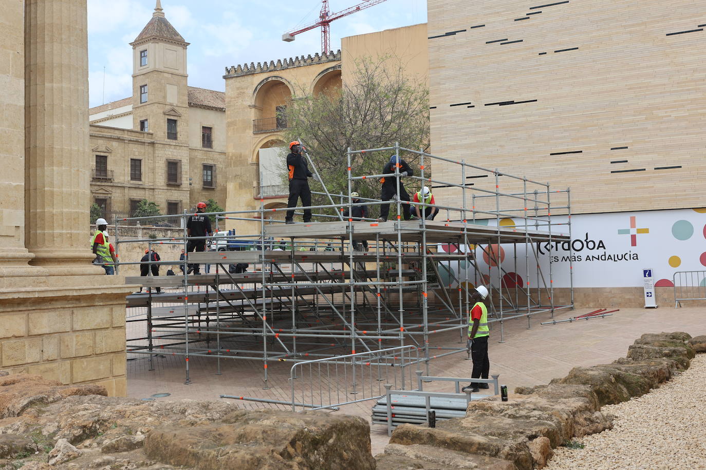 El montaje de los palcos de la Semana Santa de Córdoba, en imágenes