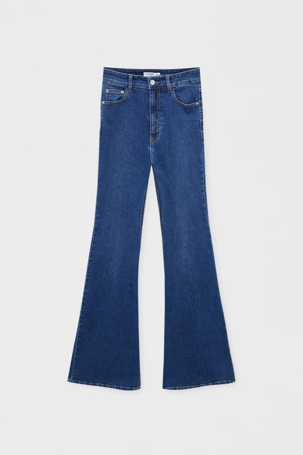 Vaqueros flare – La maleta todoterreno de Semana Santa. Unos jeans siempre son una buena elección. Esta temporada los diseños acampanados se han hecho con la pasarela y el ‘strreet style’, y este modelo elástico de Pull &amp; Bear de efecto ‘push up’ además de estilizar la figura no puede ser más cómodo. Precio: 22,95€.