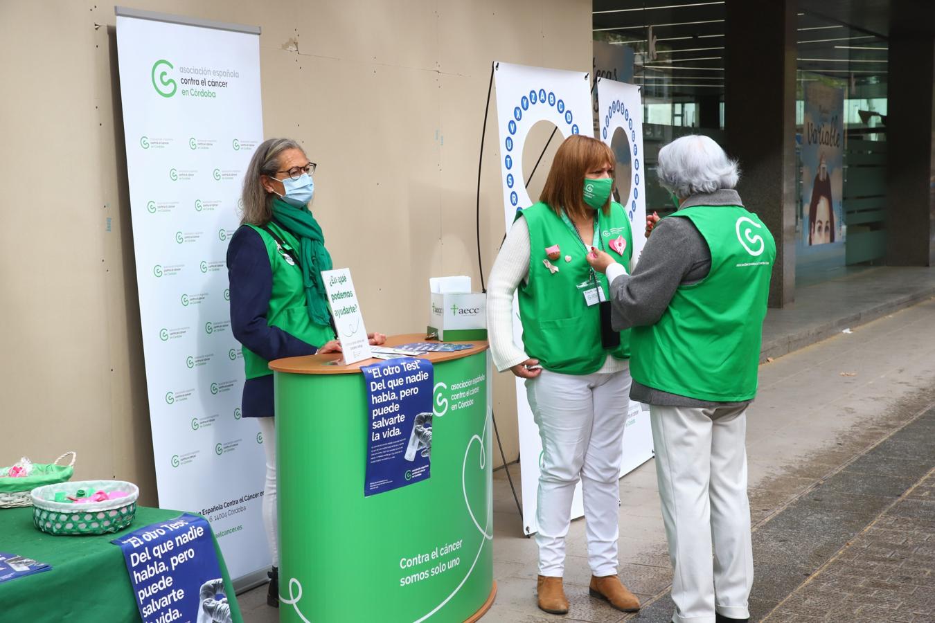 La campaña de la Aecc sobre el cribado de cáncer de colon en el Bulevar, en imágenes