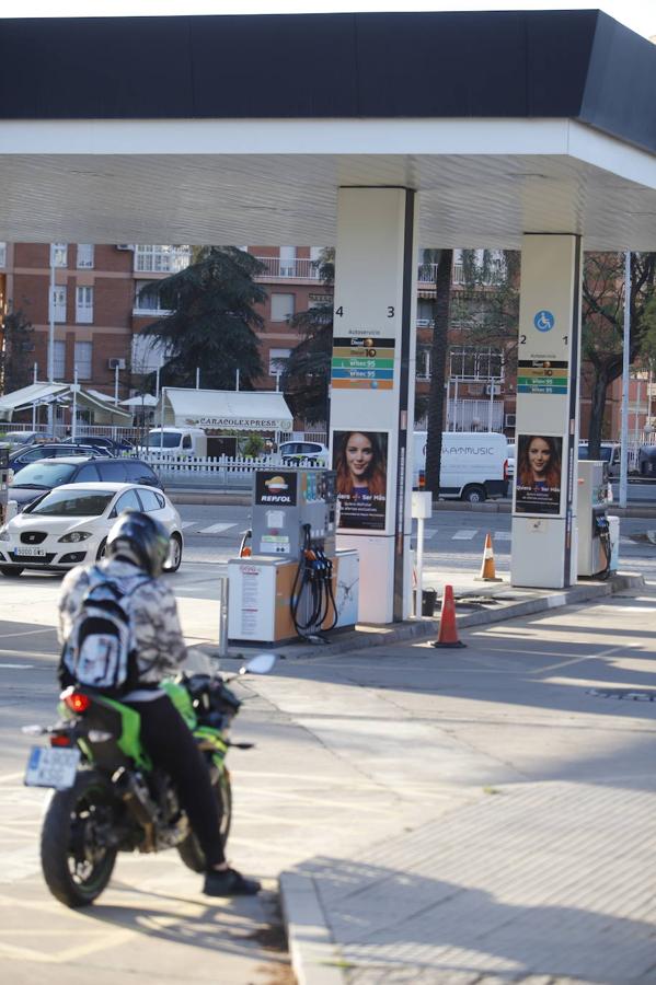 El primer día de descuentos en las gasolineras de Córdoba, en imágenes