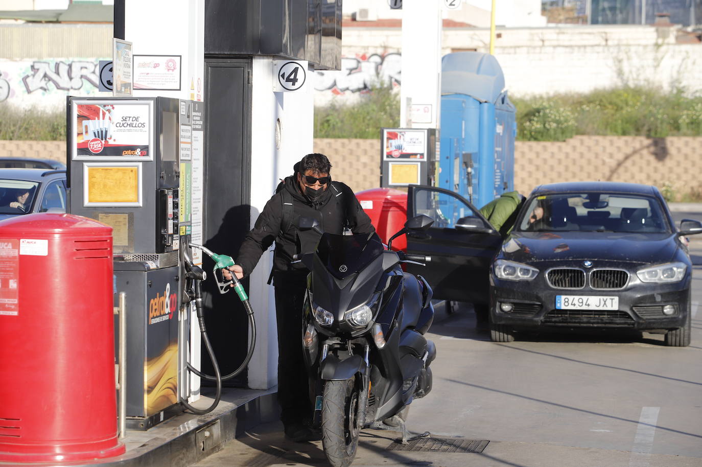 El primer día de descuentos en las gasolineras de Córdoba, en imágenes