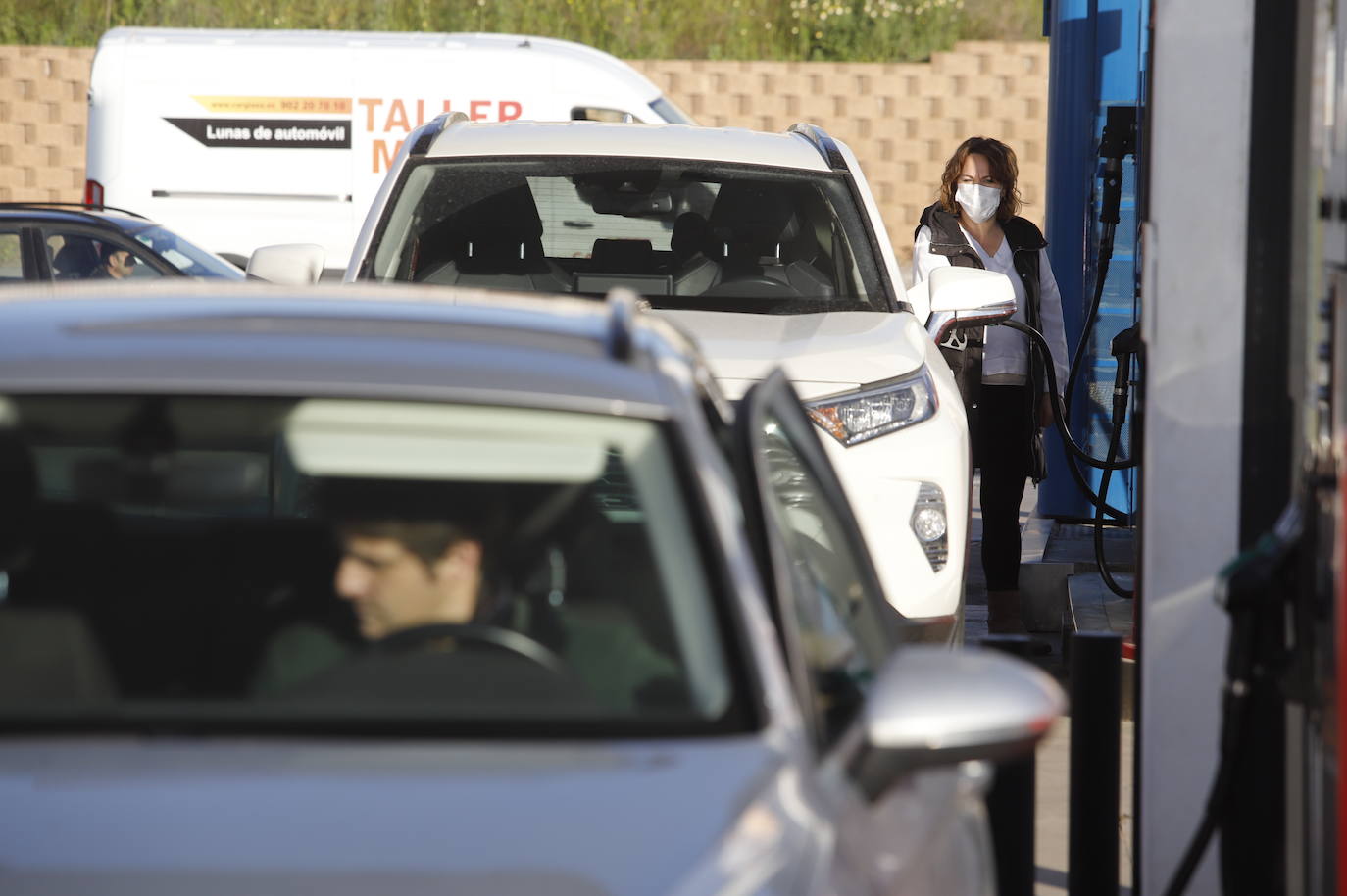 El primer día de descuentos en las gasolineras de Córdoba, en imágenes