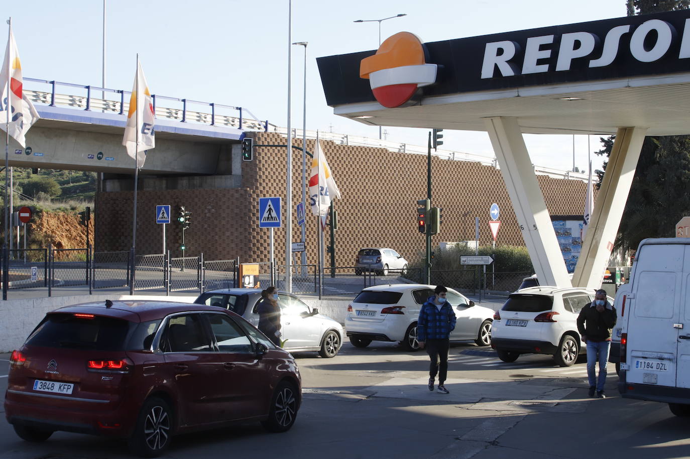 El primer día de descuentos en las gasolineras de Córdoba, en imágenes