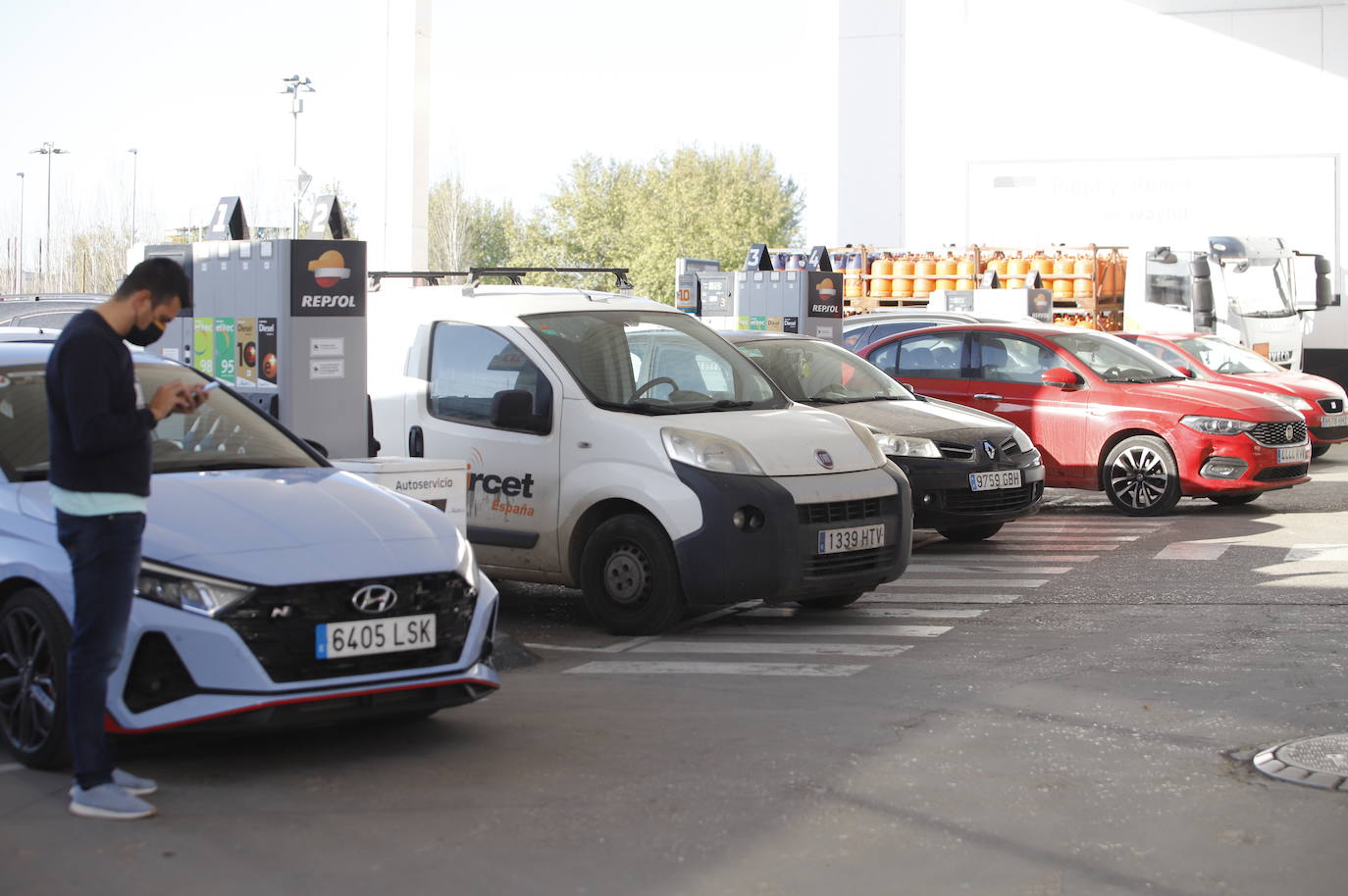 El primer día de descuentos en las gasolineras de Córdoba, en imágenes